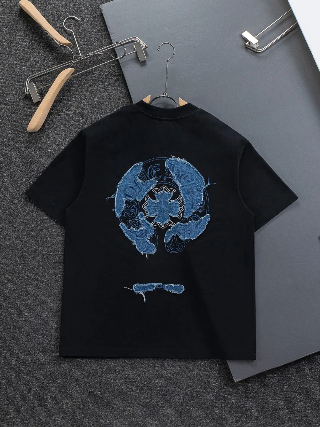 🅿️210 Chrome Hearts CH Cross 26SS New products are hot at the same time💥 Style Early spring classic style Multiple craftsmanship Horseshoe cross with denim patch on the chest 🪡 Embroidery Large logo cross on the back Horseshoe denim patch with Sanskrit ✝️🪡 Embroidery Round neck short-sleeved T-shirt, a popular style, a style that both men and women like, same style for men and women, 100% chance of turning heads when you wear it when you go out! It’s all about being handsome. The designer’s classic sense is precisely grasped. The whole piece of clothing is heavy. Industrial washing process. Ready-made garments are dyed + sprayed for a horse effect. The double-washing process is super recognizable. It uses heavy washing to make it distressed. The edges of the patch are slightly rolled and naturally distressed. It has a three-dimensional layering with a little damage and is very visually lethal. It adheres to Kroxin's consistent rough style. The chest and back are large, and the horseshoe flower printed patch pattern is embroidered and decorated. It is decorated with silver metal engraved distressed buttons. The classic elements full of brand recognition instantly enhance the overall sense of grade and specification. Its texture is quite high-end! The overall feeling is high-end, simple and elegant, with silver hardware accessories, a full set of customized accessories, and the pattern of the entire dress is all decorated with patchwork three-dimensional embroidery technology, which is the finishing touch of the entire dress. The design on the back is even more eye-catching! ! This full back is so cool, it’s full of design, and the overall upper body style highlights fashion and individuality. Wearing it together as a couple is even more popular on the street. I recommend the early autumn sweatshirt! ! The fabric is a unique 320g 100% cotton, which is skin-friendly, breathable, warm to the touch, firm in texture, and smooth in lines. It can be called a back killer, which has very strict requirements on craftsmanship and cost. The smooth neckline, flat cuffs and hems, the stitches are small and tight, tight and orderly, and the details are perfect. The consistent OS version can be worn alone or layered. It is very casual, but very iconic! It is simply the flagship of high-end trendy brands and must be included in your wardrobe. It has the American fashion spirit of freedom and individuality, and is highly recognizable and stylized! Color: Black White Size: S-XL Size chart: S: Shoulder width 50-Bust 56-Length 70 M: Shoulder width 52-Bust 57-Length 72 L: Shoulder width 54-Bust 59-Length 74 XL: Shoulder width 56-Bust 62-Length 76